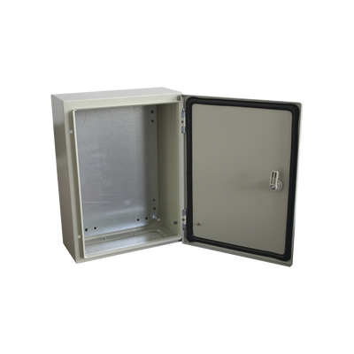 Gabinete de Acero IP66 Uso en Intemperie (600 x 600 x 300 mm) con Placa Trasera Interior Metálica y Compuerta Inferior Atornillable (Incluye Chapa y Llave T).